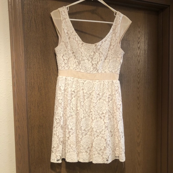 Lace dress - Picture 1 of 2